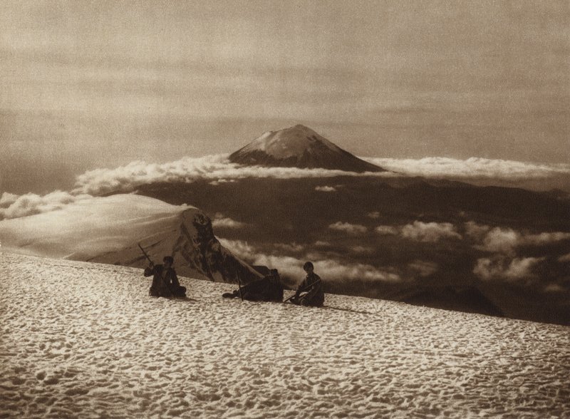 Mexiko: Iztaccihuatl med utsikt från Popocatepetl (svartvitt foto) av Hugo Brehme