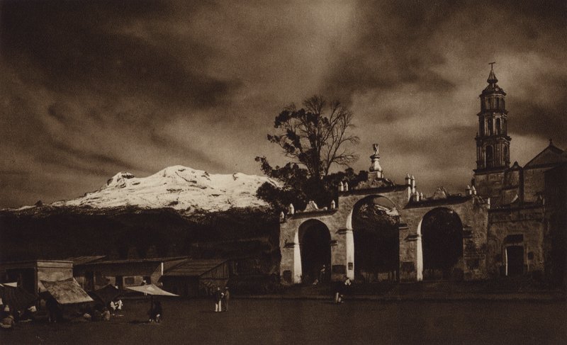 Mexiko: Iztaccihuatl, sett från Amecameca (svartvitt foto) av Hugo Brehme