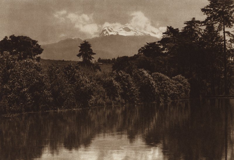 Mexiko: Iztaccihuatl, sett från Miraflores (svartvitt foto) av Hugo Brehme