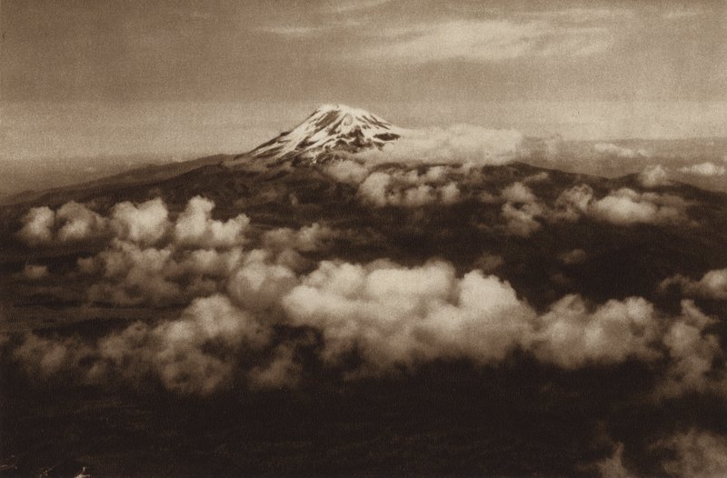 Mexiko: Iztaccihuatl, sett från Popocatepetl (svartvitt foto) av Hugo Brehme