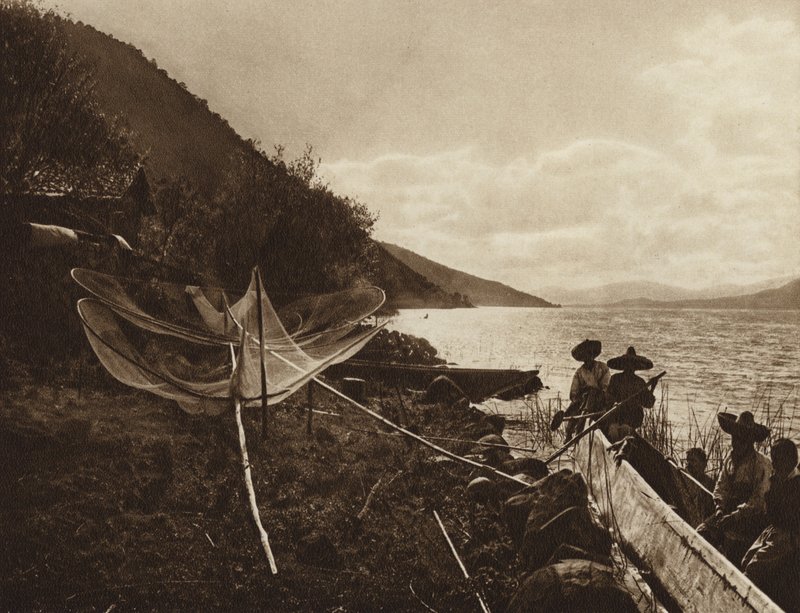 Mexiko: Laguna de Patzcuaro (svartvitt foto) av Hugo Brehme
