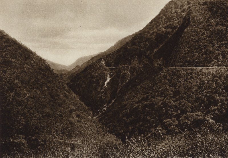 Mexiko: Las Canoas, järnvägsspår och ravinen Tamasopo (svartvitt foto) av Hugo Brehme