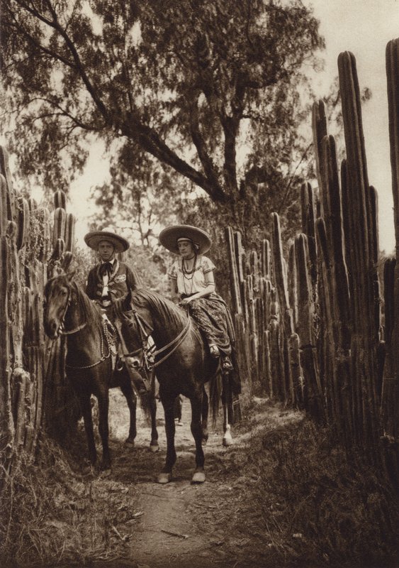 Mexiko: Mexikaner i nationaldräkt (svartvitt foto) av Hugo Brehme