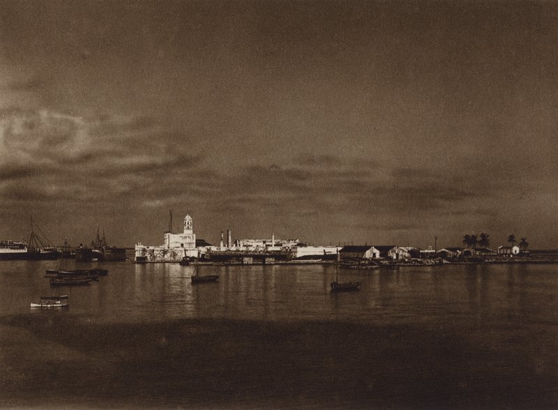 Mexiko: Panorama över hamnen i Vera Cruz med slottet San Juan (svartvitt foto) av Hugo Brehme