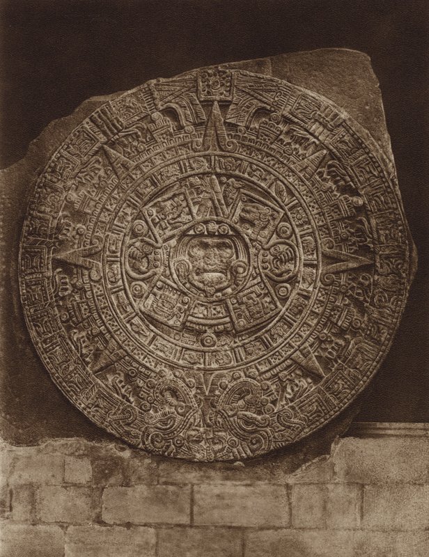 Mexiko: Aztekisk almanackssten eller "Piedra del Sol", Nationalmuseum (svartvitt foto) av Hugo Brehme