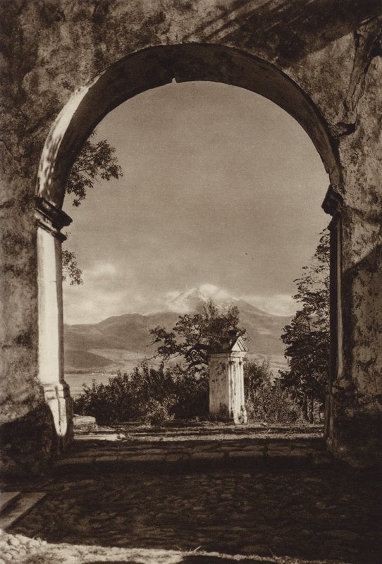 Mexiko: Popocatepetl, sett från Sacro Monte (svartvitt foto) av Hugo Brehme