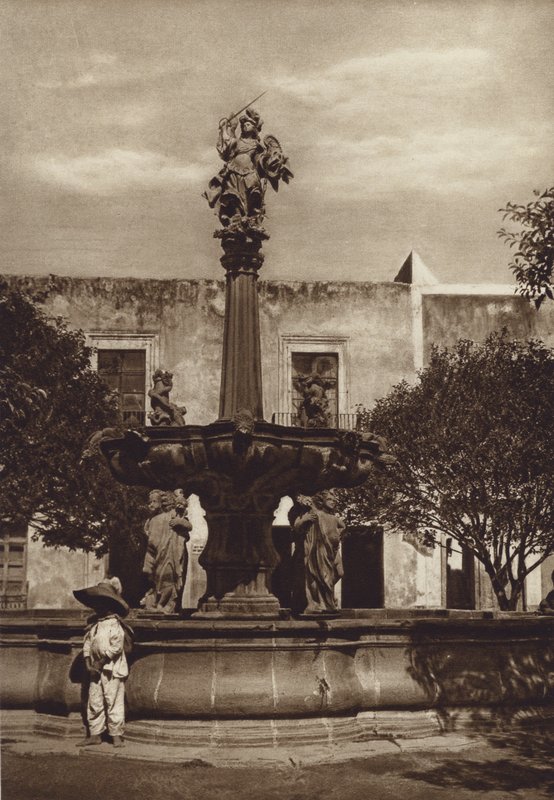 Mexiko: Puebla, Fuente de San Miguel (svartvitt foto) av Hugo Brehme