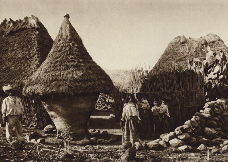 Mexiko: Majsbehållare i en by (svartvitt foto) av Hugo Brehme