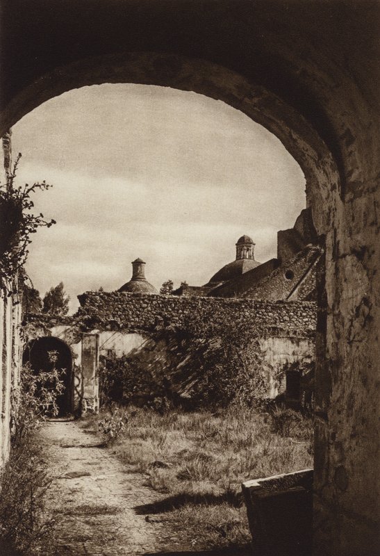 Mexiko: Klosterruin i nationalparken Desierto de los Leones (svartvitt foto) av Hugo Brehme