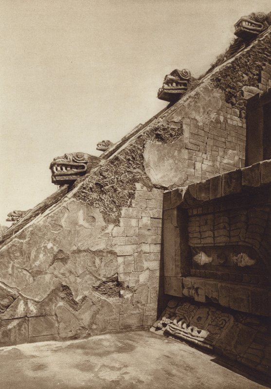 Mexiko: San Juan Teotihuacan, Skulpturer av trapporna i Quetzalcouatls pyramid i mitten av citadellet, västra fasaden (svartvitt foto) av Hugo Brehme