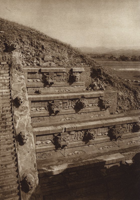 Mexiko: San Juan Teotihuacan, Stenskulpturer på västra fasaden av pyramiden Quetzalcouatl, pyramid i mitten av citadellet (svartvitt foto) av Hugo Brehme