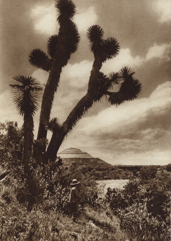 Mexiko: San Juan Teotihuacan, Piramide del Sol (svartvitt foto) av Hugo Brehme