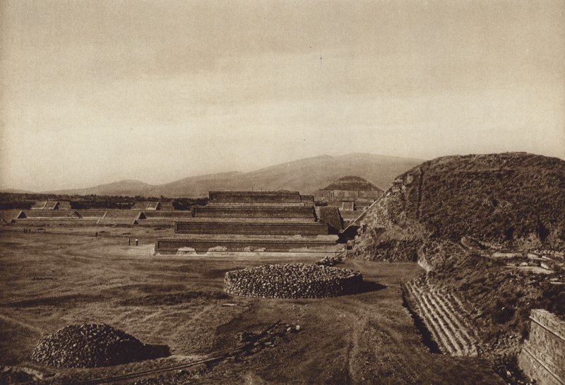 Mexiko: San Juan Teotihuacan, Utsikt över citadellets terrasser (svartvitt foto) av Hugo Brehme