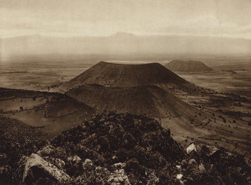 Mexiko: Santa Catarina och La Caldera, slocknade vulkaner i utkanten av huvudstaden Mexiko (svartvitt foto) av Hugo Brehme