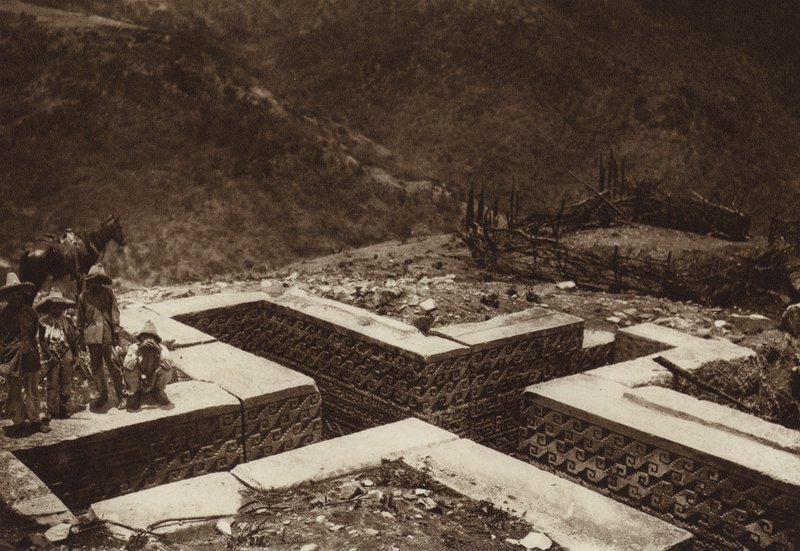 Mexiko: Korsformad underjordisk anläggning, Guiaroo (svartvitt foto) av Hugo Brehme