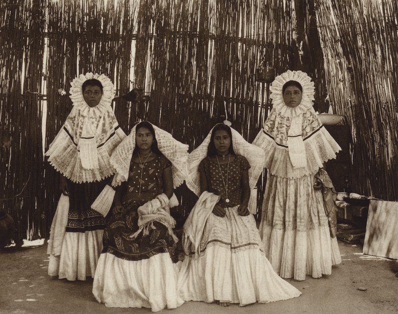 Mexiko: Tehuantepec, flicka i nationaldräkt (svartvitt foto) av Hugo Brehme