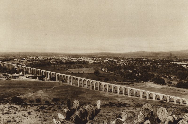 Mexiko: Vy över Queretaro med gamla vattenledningar (svartvitt foto) av Hugo Brehme
