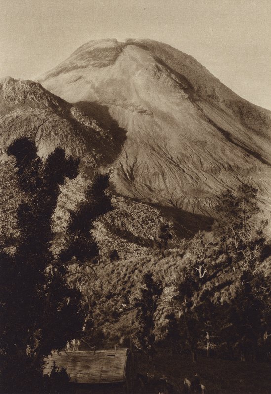 Mexiko: Vulkanen Colima före de senaste utbrotten (svartvitt foto) av Hugo Brehme