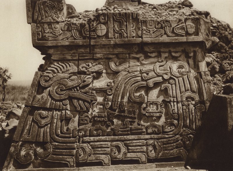 Mexiko: Xochicalco, del av pyramid med orm och hieroglyfer (svartvitt foto) av Hugo Brehme