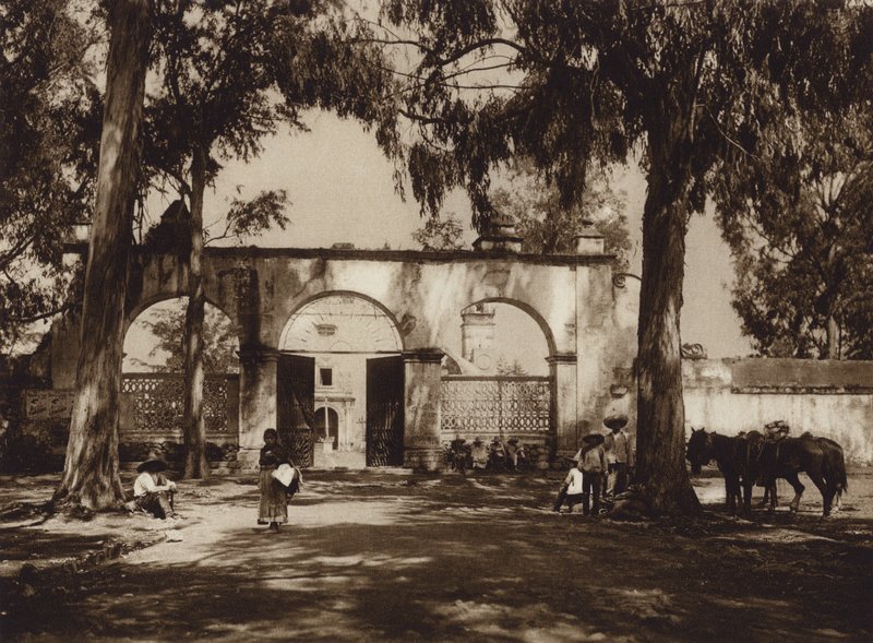 Mexiko: Xochimilco, ingång till kyrkan (svartvitt foto) av Hugo Brehme