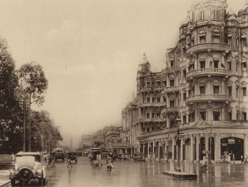 Esplanade Mansions och Government Place East med utsikt över Old Court House Street (svartvitt foto) av Indian photographer