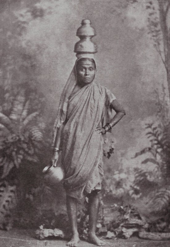 Bombay / Mumbai: The Milkmaid (svartvitt foto) av Indian photographer