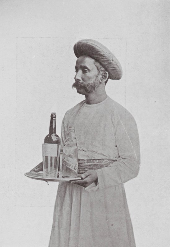 Bombay / Mumbai: The Table-boy (svartvitt foto) av Indian photographer