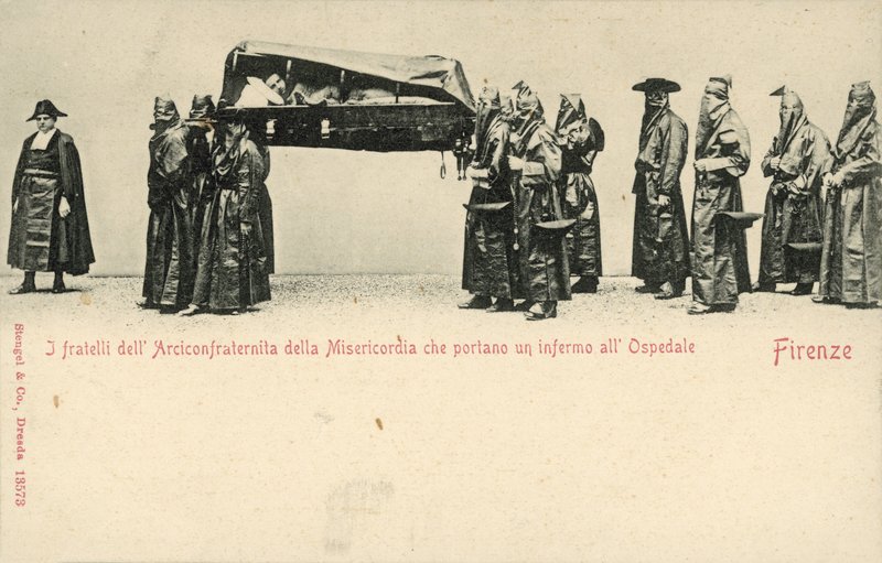 Brothers of the Compagnia della Misericordia (Company of Mercy) bär en sjuk man till sjukhuset, Florens (s/v foto) av Italian Photographer