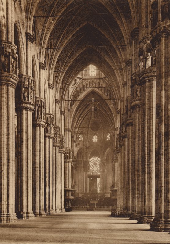 Duomo di Milano: Interiör, centrala långhuset (svartvitt foto) av Italian Photographer