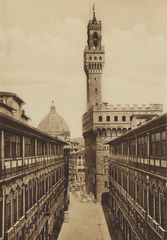 Firenze / Florens: Porticoes of the Uffizi, byggda efter design av Vasari (s/v foto) av Italian Photographer