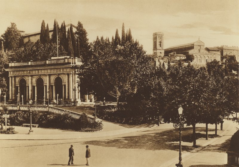 Firenze / Florens: En del av Piazzale Michelangiolo med Loggetta, kyrkan S Salvatore och basilikan S Miniato (s/v foto) av Italian Photographer