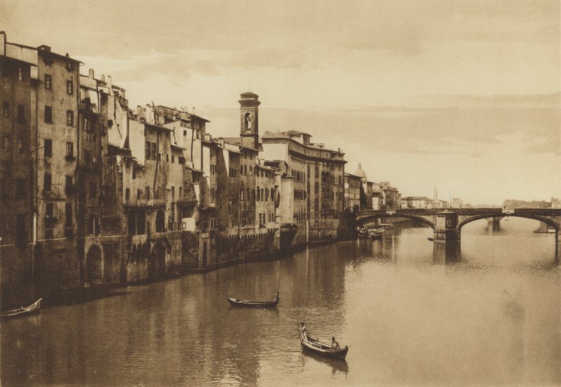 Firenze / Florens: Utsikt över Arno med Ponte a S Trinita (s/v foto) av Italian Photographer