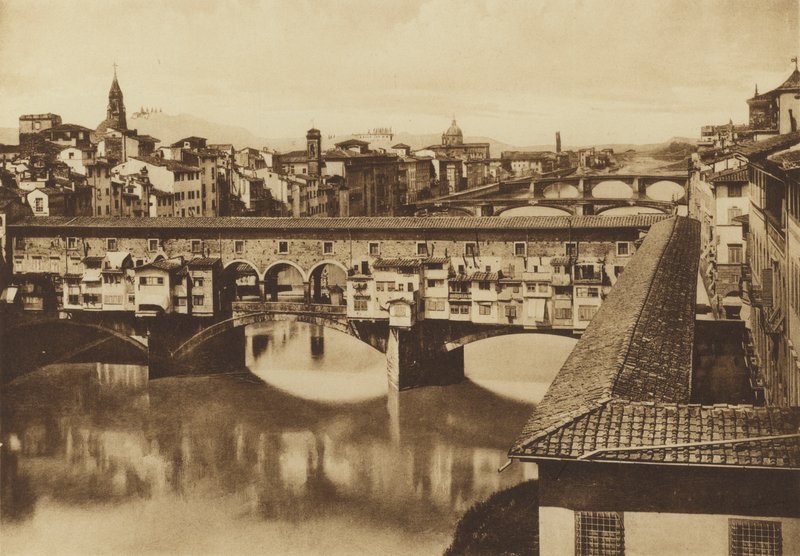 Firenze / Florens: Utsikt över Lungarno med broarna, Vecchio, S Trinita, Carraia och di Ferro alle Cascine (s/v foto) av Italian Photographer
