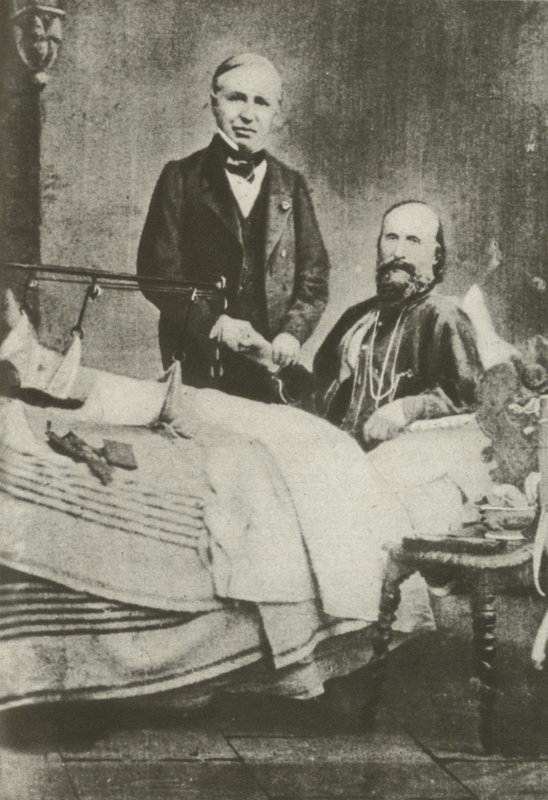 Garibaldi, skadad i strid, med sin läkare (s/v foto) av Italian Photographer
