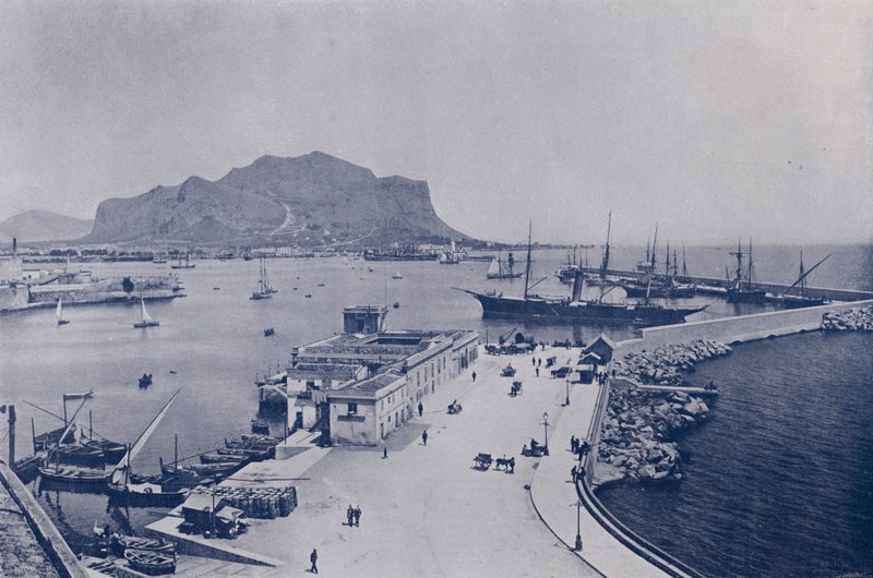 Italien: Palermo, Monte Pellegrino och hamn (s/v foto) av Italian Photographer