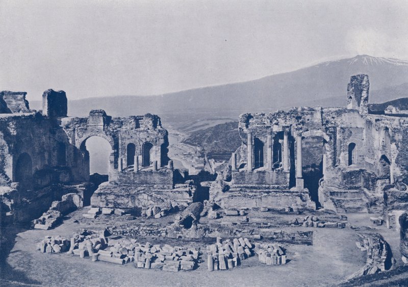 Italien: Taormina, Sicilien, ruiner av grekisk teater och berget Etna (s/v foto) av Italian Photographer
