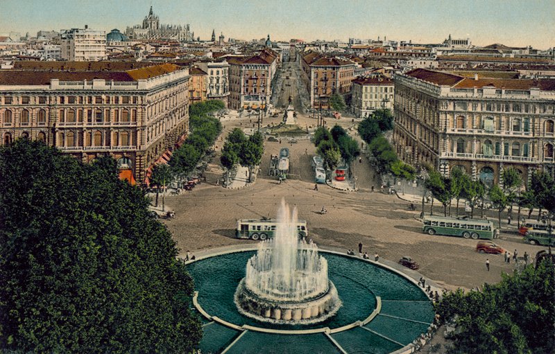Milano / Milano: Panorama från slottet (färgfoto) av Italian Photographer