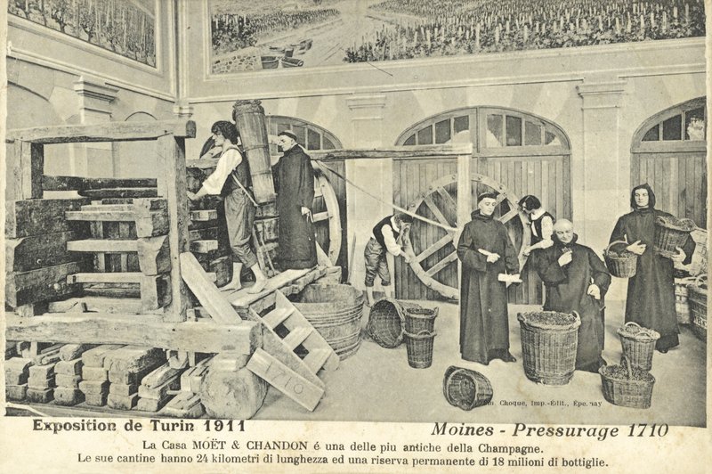 Munkar som pressar champagnedruvor 1710, ställer ut på Turin International Exhibition, Italien av Italian Photographer