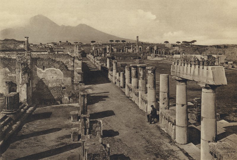 Neapel: Pompeji, Civil Forum with the Panorama (s/v foto) av Italian Photographer