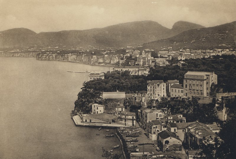 Neapel: Sorrento, Panorama med Marina Grande (s/v foto) av Italian Photographer