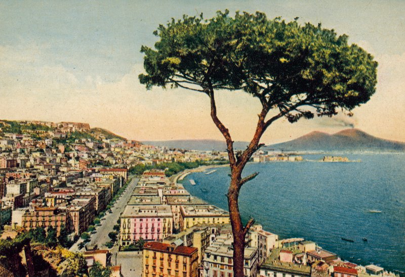 Napoli / Neapel: Panorama över bukten med Vesuvius (färgfoto) av Italian Photographer