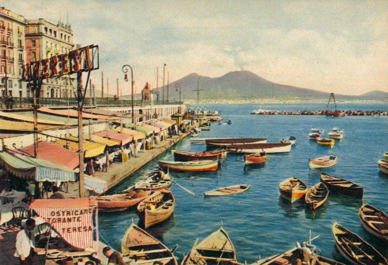 Napoli / Neapel: Santa Lucia med Vesuvius (färgfoto) av Italian Photographer