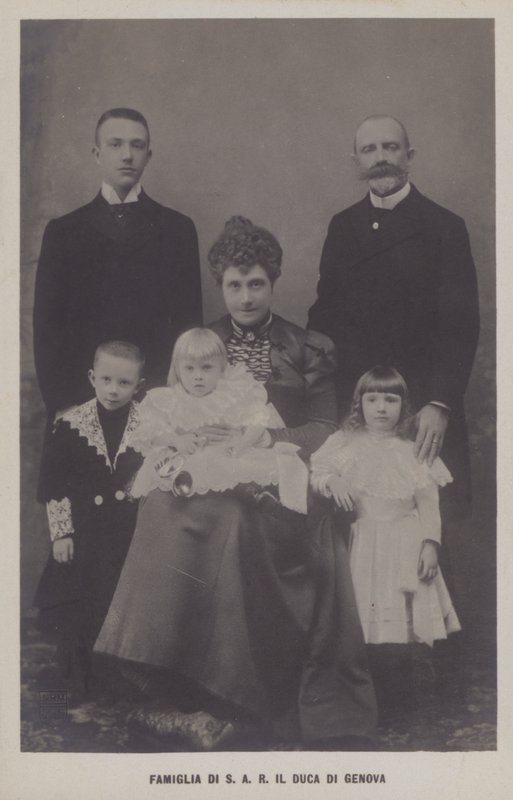 Prins Thomas, hertig av Genua och hans fru, prinsessan Isabella av Bayern, med sina barn (s/v foto) av Italian Photographer
