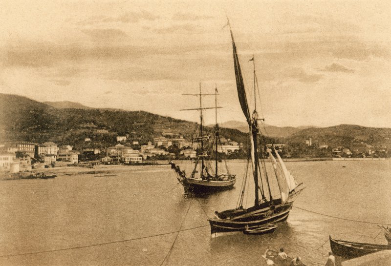 Sanremo, villor och hotell i öster (s/v foto) av Italian Photographer
