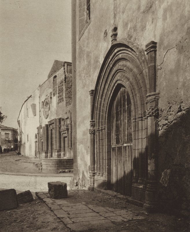 Sicilien / Sicilien: Sciacca, gotisk portal (svartvitt foto) av Italian Photographer