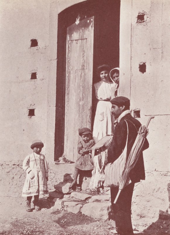 Sicilien: En kringvandrande musiker (svartvitt foto) av Italian Photographer