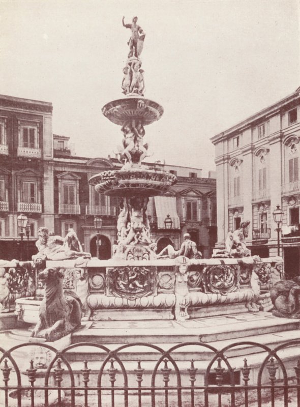 Sicilien: En fontän i Messina (svartvitt foto) av Italian Photographer