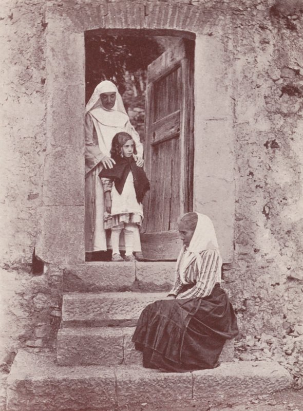 Sicilien: Vid klosterportalen (svartvitt foto) av Italian Photographer