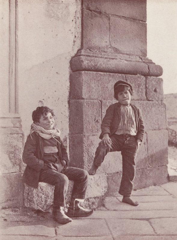 Sicilien: Sicilianska pojkar från inlandet (svartvitt foto) av Italian Photographer