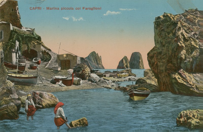 Liten småbåtshamn och Faraglioni, Capri. Vykort skickat 1913. av Italian Photographer